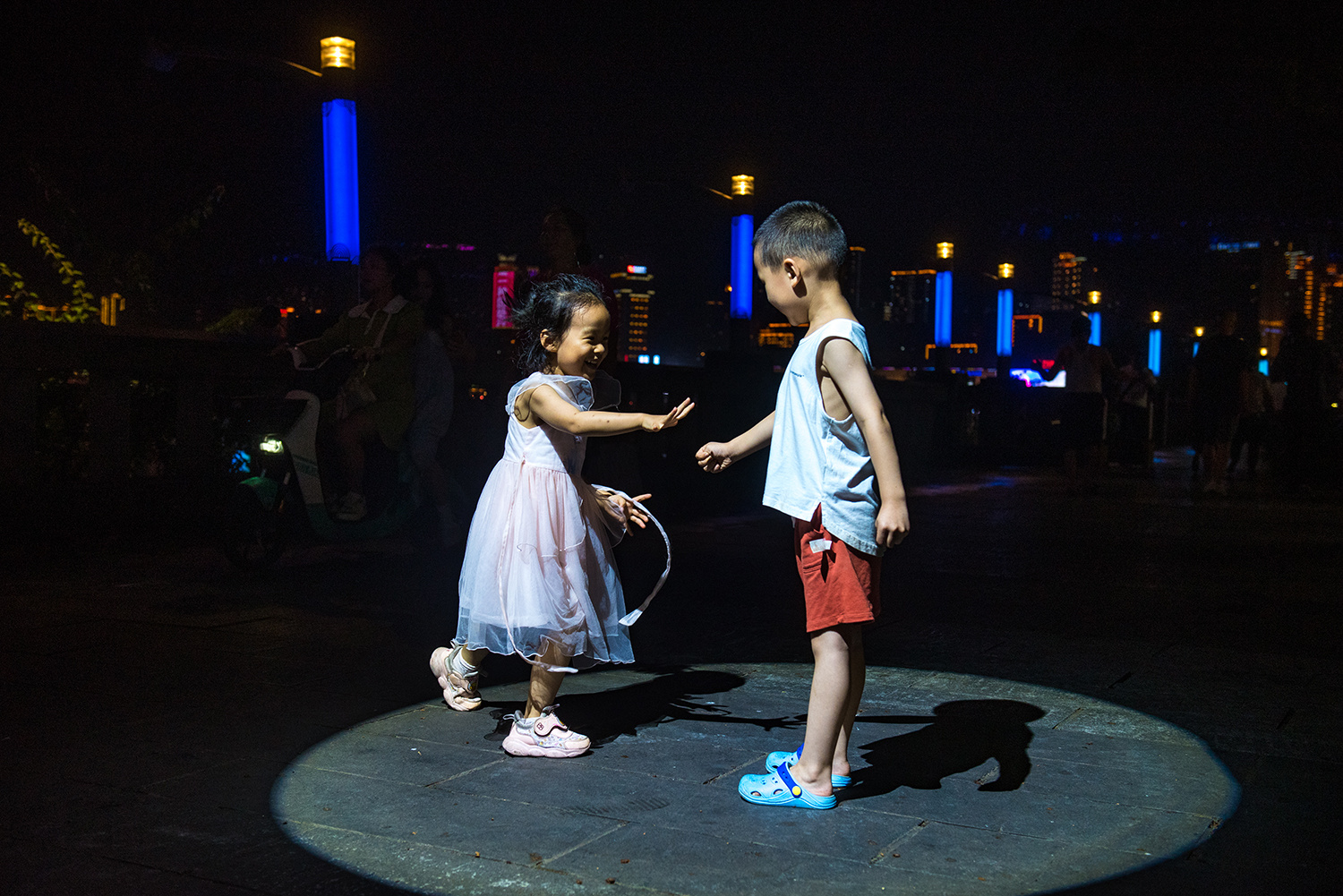 万州区南门口广场，萌娃在夜幕下玩“石头剪刀布”。记者 侯本艳 摄