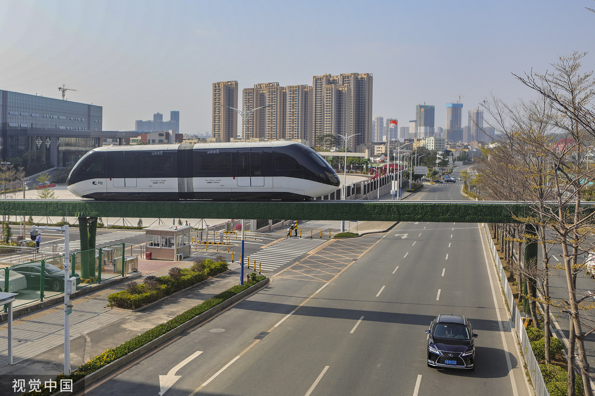 与地铁采用双轨,轻轨采用钢铁轨道不同,云巴采用的是