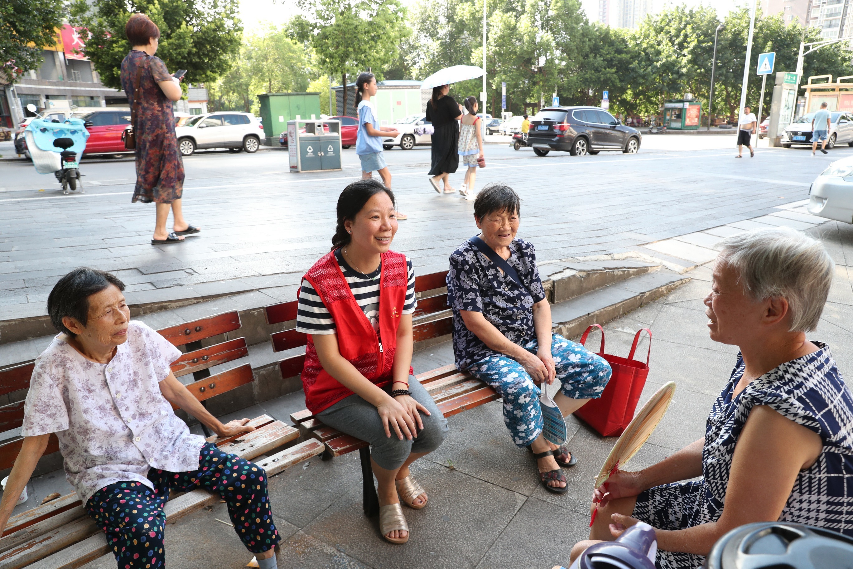 富源小学教师郭丽向市民宣传文明城市的相关知识，收集意见建议。
