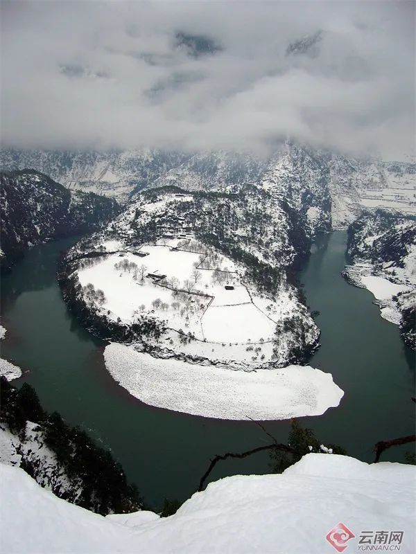 冬季怒江第一湾雪景美如画 资料图