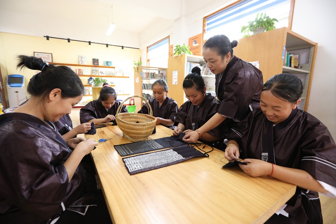 锡绣传承人正在指导学员学习。刘梦 摄