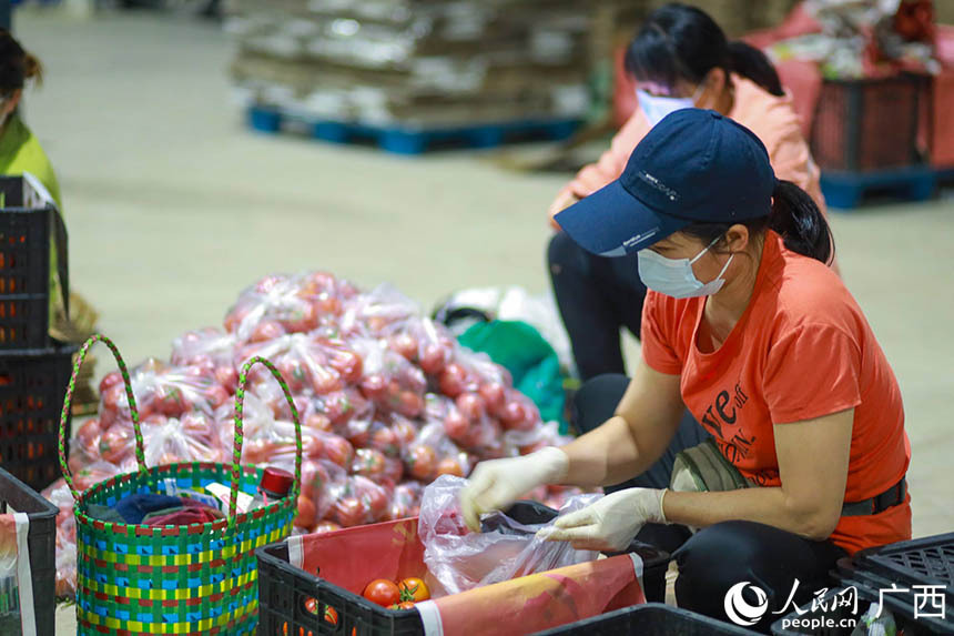 广西：连夜分装4万件支援上海生活必需品物资