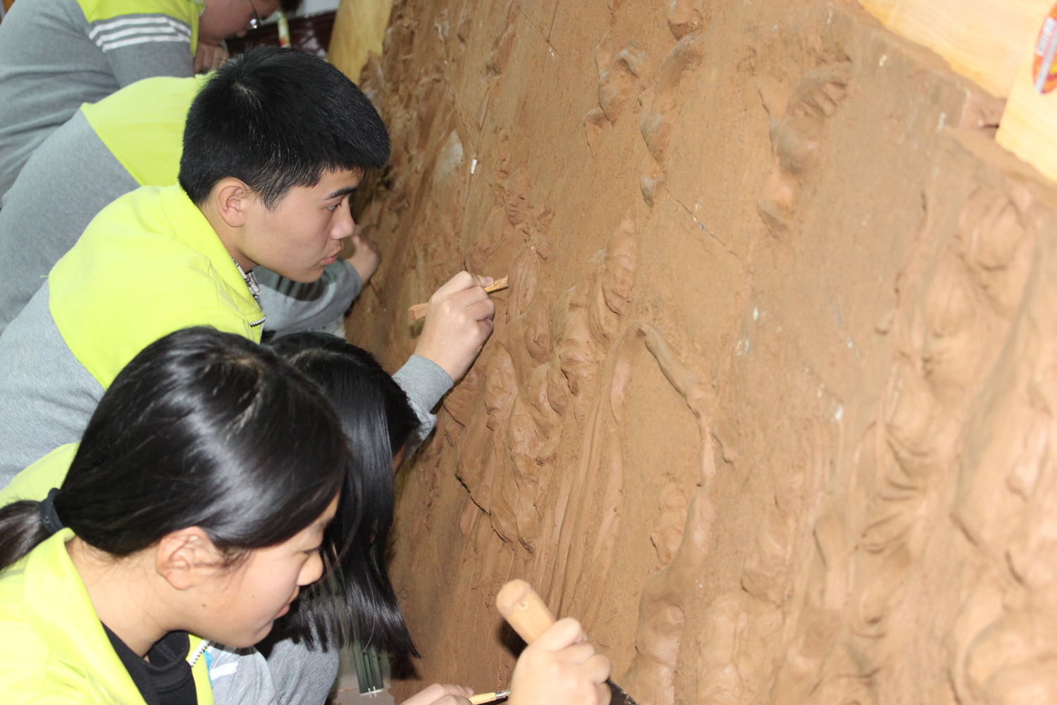 濟源市第四中學學生共同創作泥塑