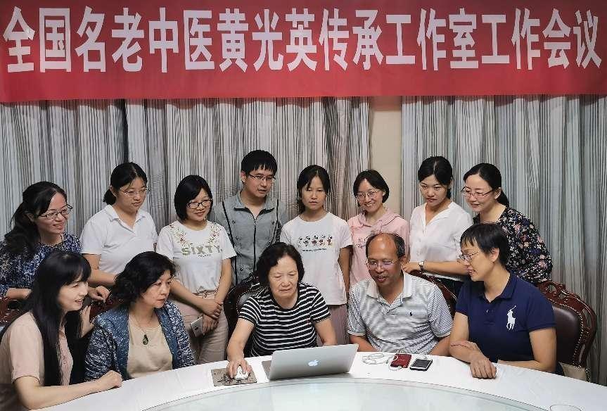 黄光英教授正在和学生开会