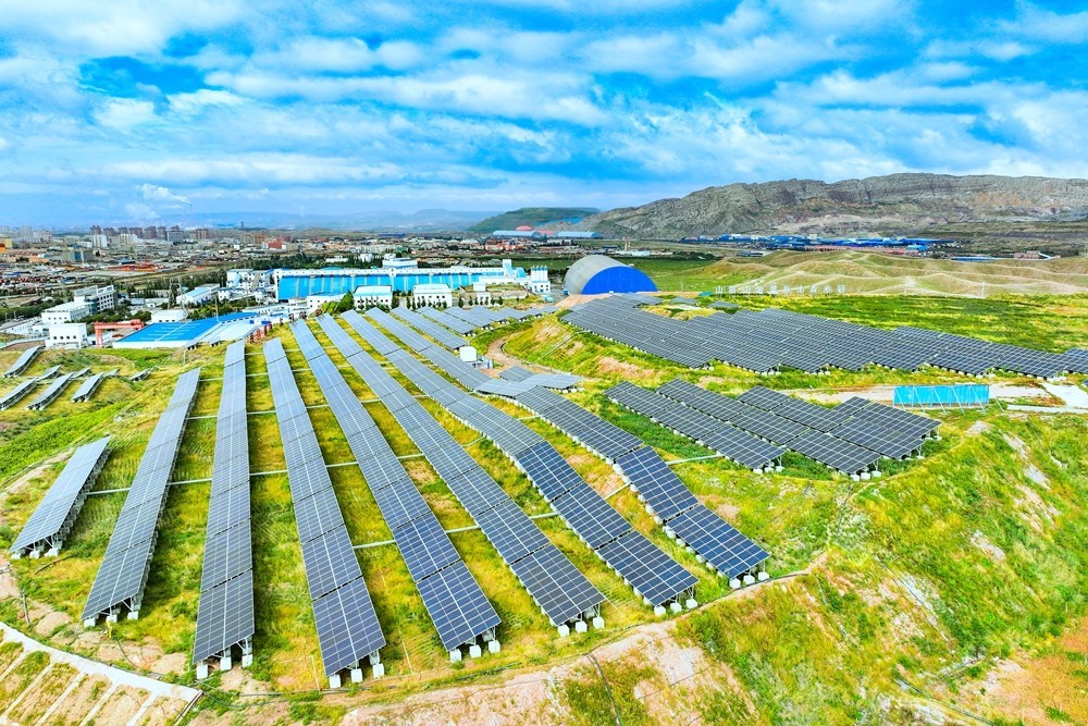 图为乌海能源公司矸石山排土场治理后现场