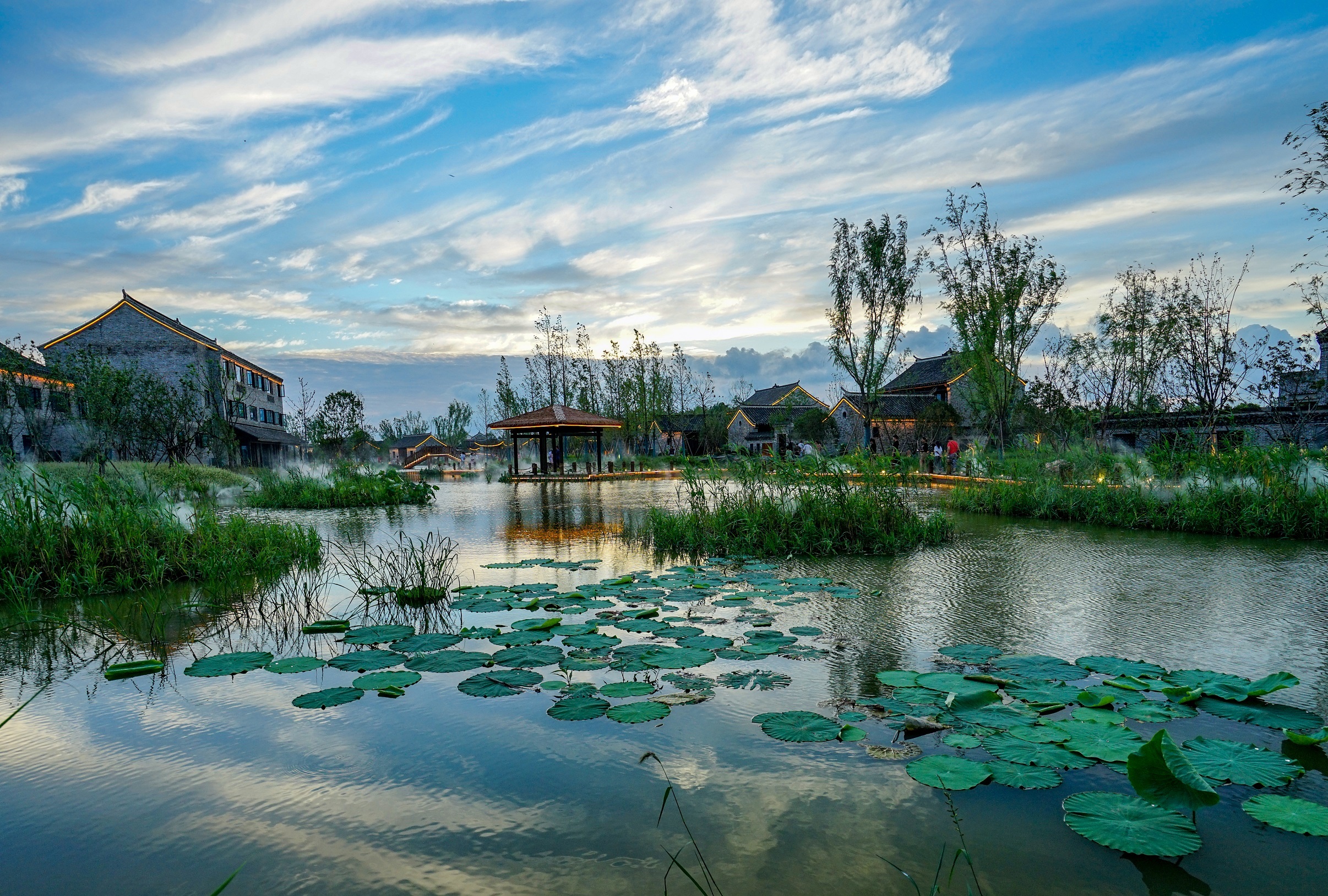 美丽江苏·每日一景丨盐城建湖淮剧小镇:邂逅一场秋日暮色时光