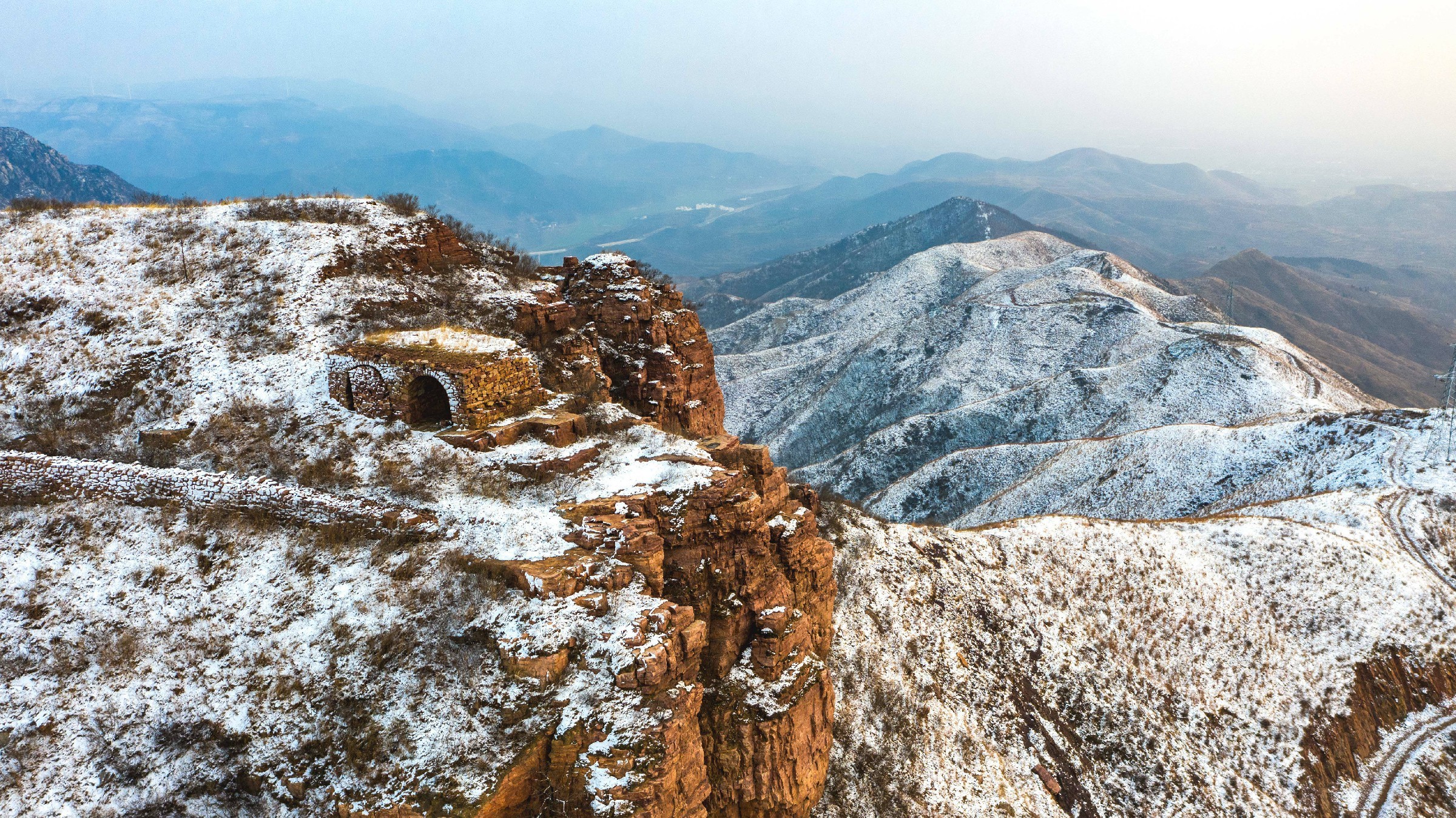 河南汝州大峪镇远山青黛白雪点点