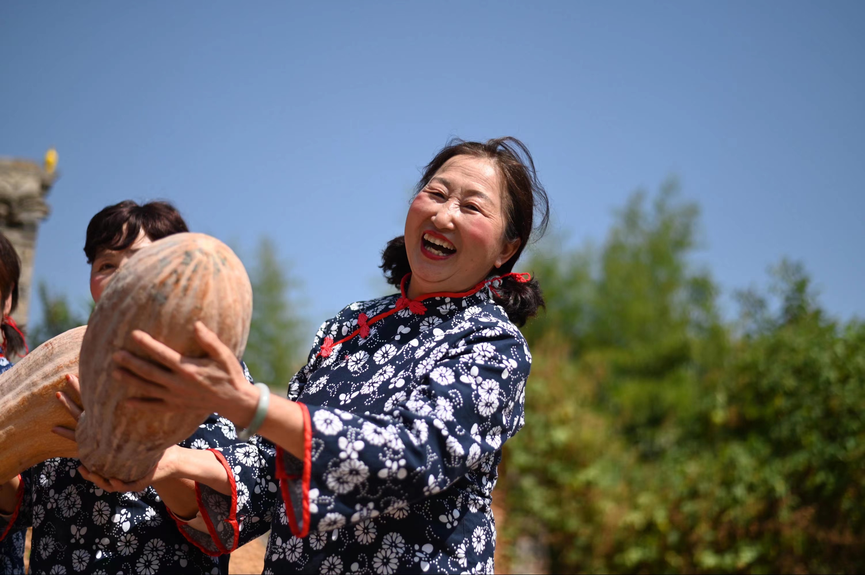 河南义马：丰收节里绽笑颜