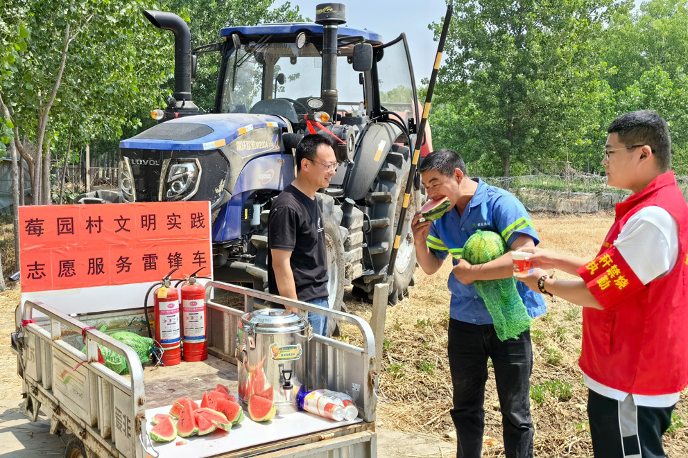 江苏连云港赣榆区：党心连农心 酷暑送清凉