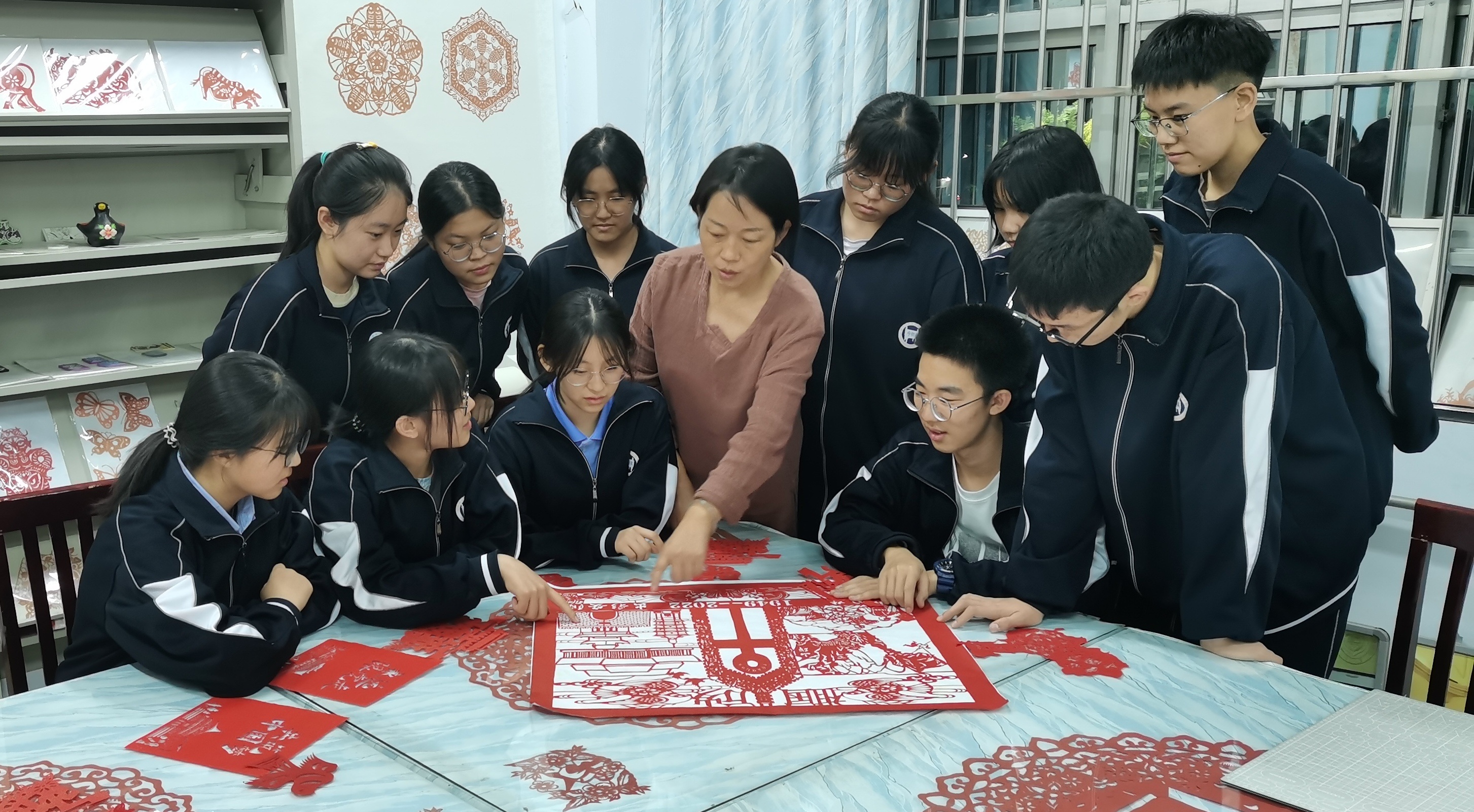 安陽市開發區高級中學師生共同創作甲骨文主題剪紙