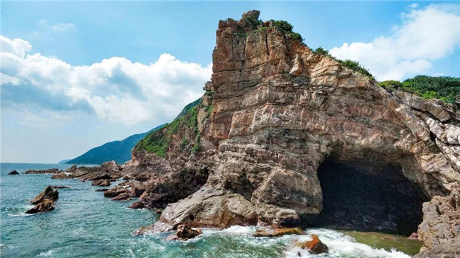 人鱼洞优质海蚀地貌的观赏地段,海蚀穴,海蚀台,海蚀崖等独特岩石,让人