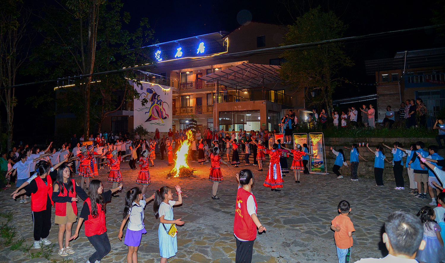万州区恒合土家族乡，参与“三下乡”活动的大学生和村民一起跳摆手舞。记者 付作侨 摄