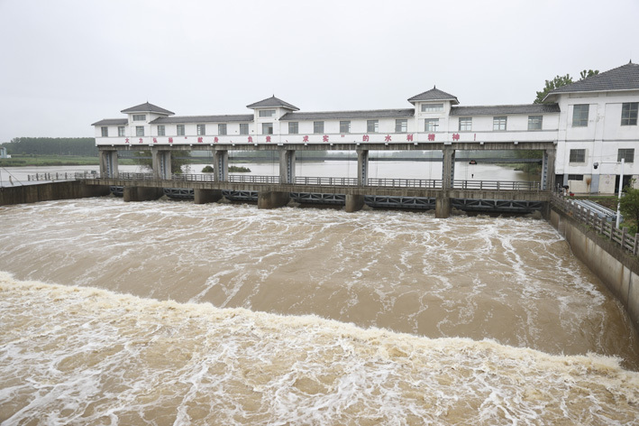 6月28日，受上游强降雨影响，水库水位上涨，赣榆区金山镇石埝漫水闸进行泄洪。