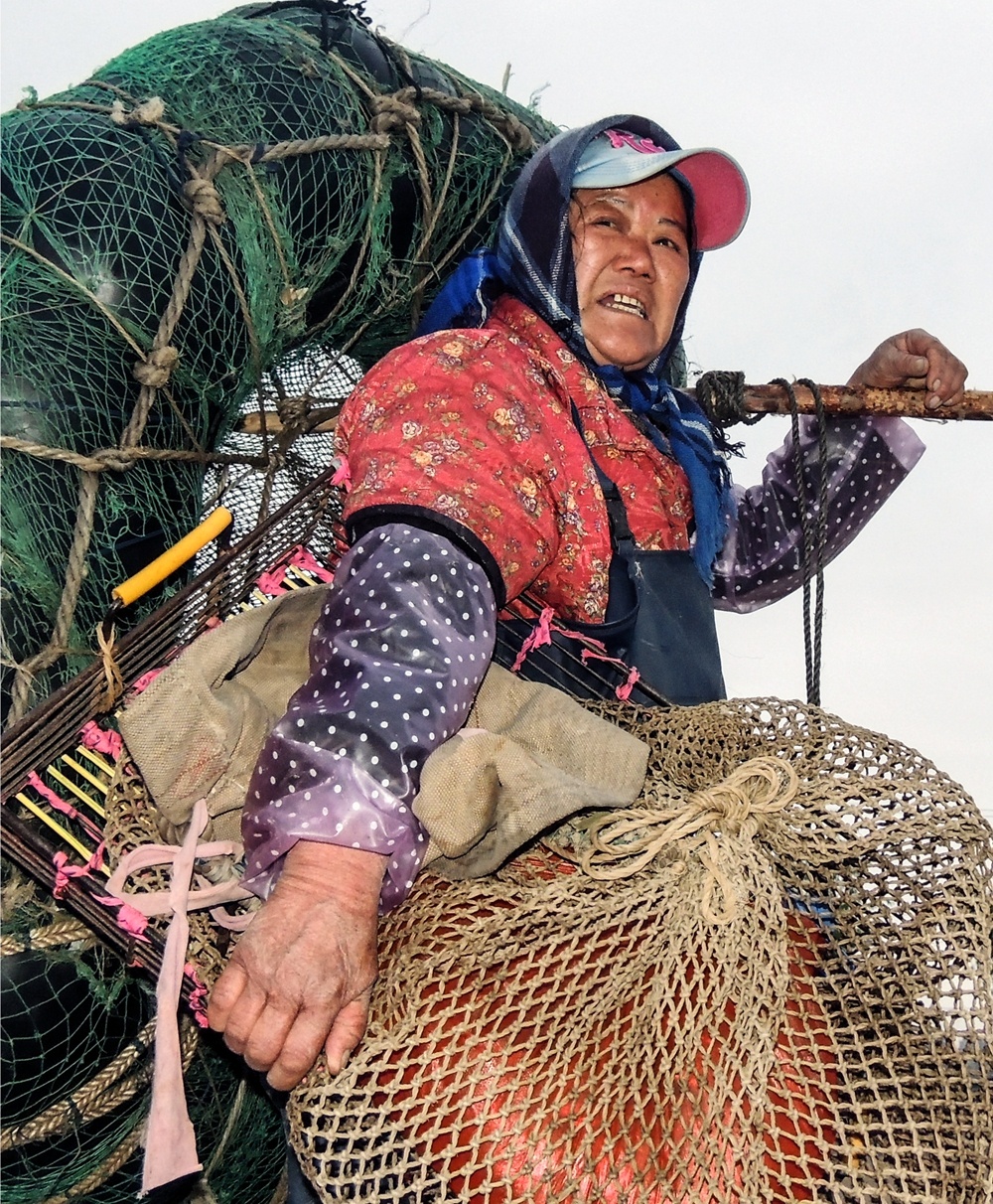 辛勤劳作的渔民