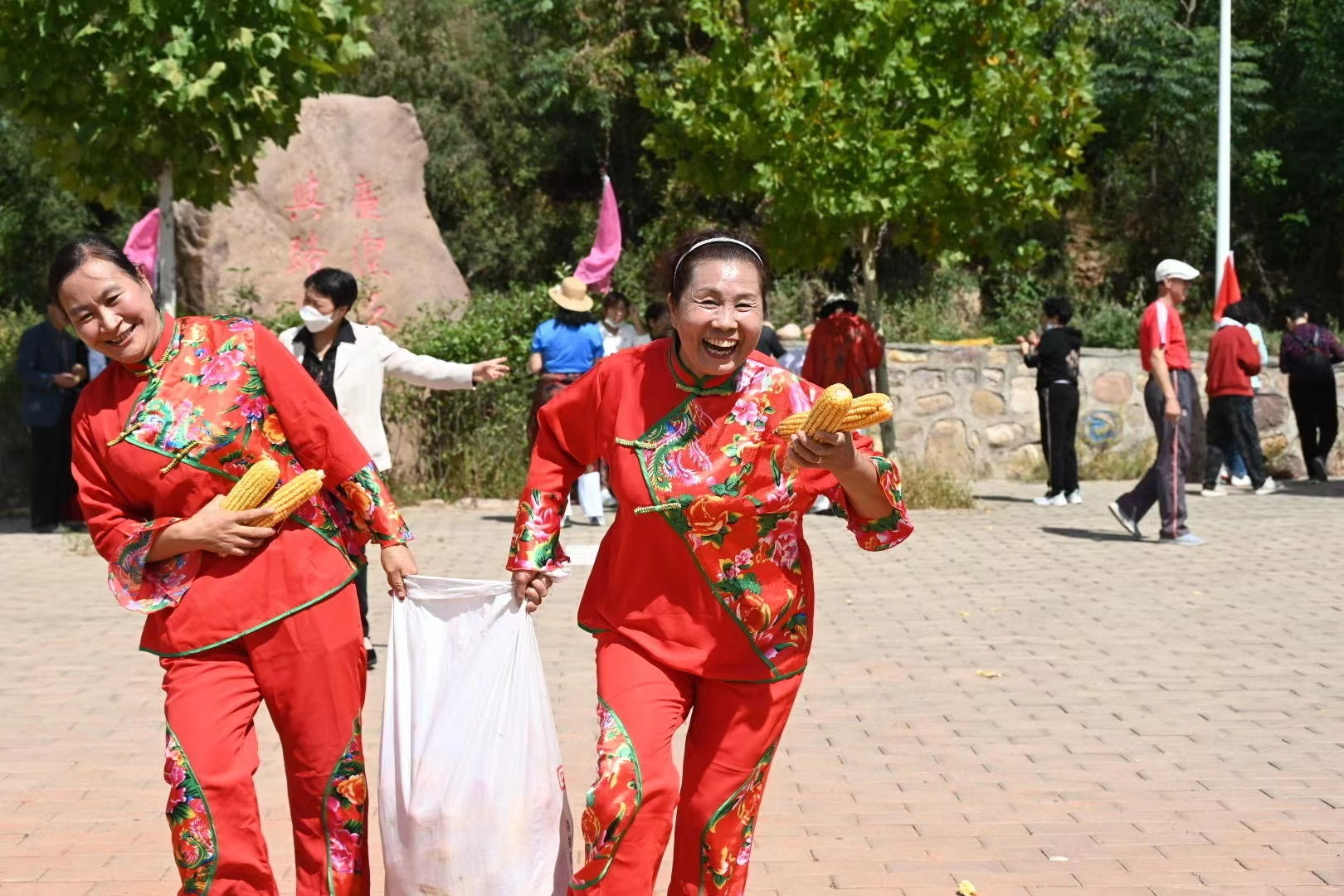 河南义马：丰收节里绽笑颜
