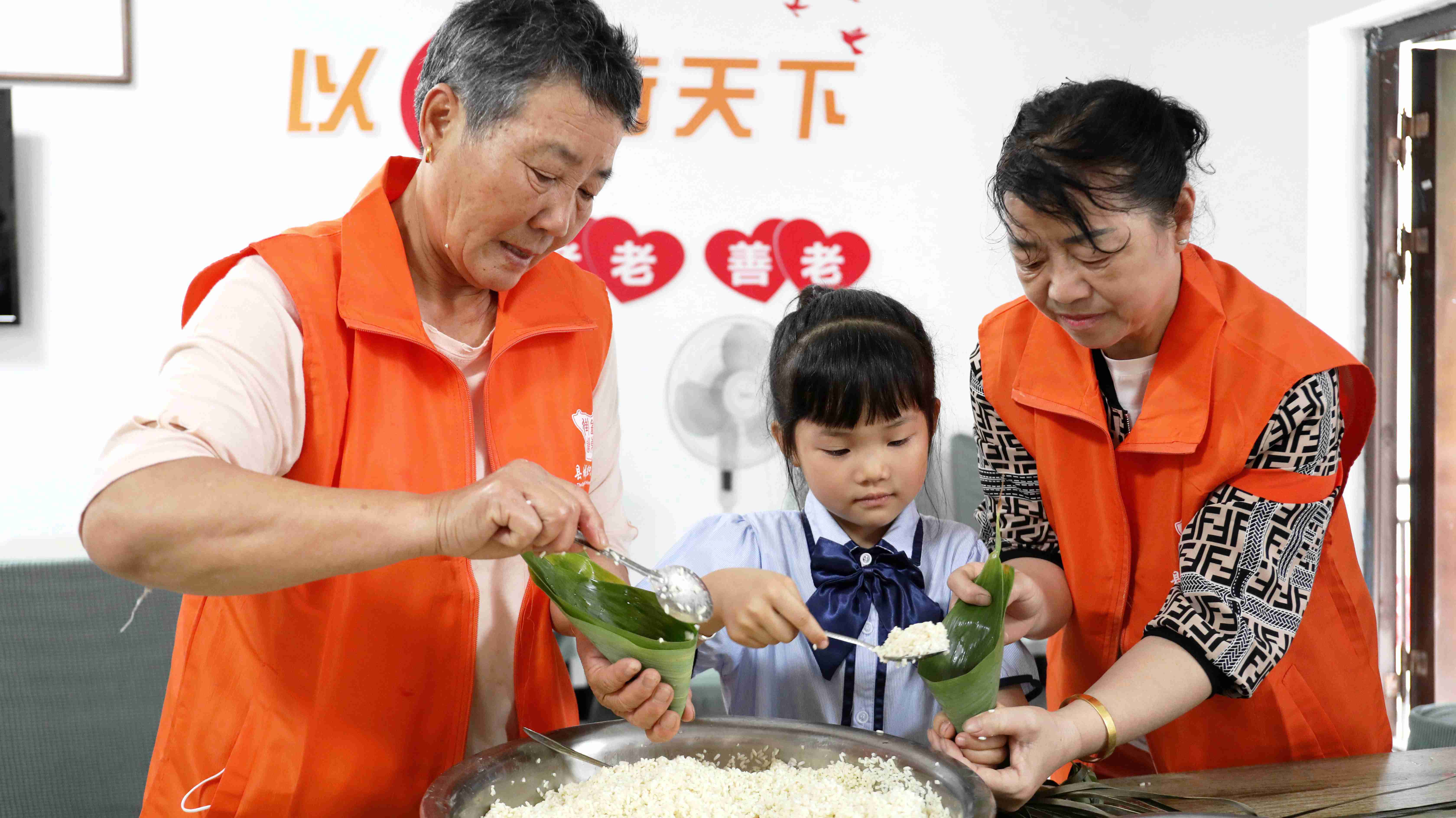 江西分宜：包粽子 迎端午