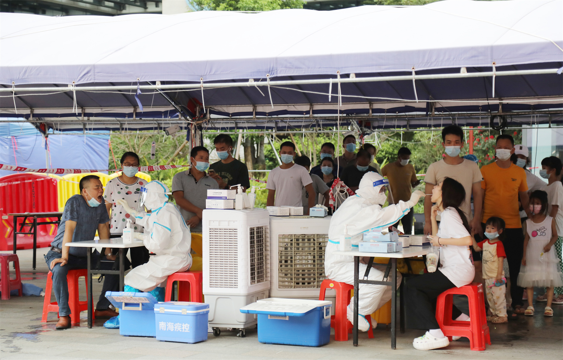 桂城创客公园核酸检测采样点配备了风扇，为现场采样工作人员和市民降温。（摄影：刘贝娜）