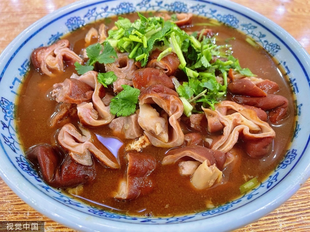 用铁锅将猪肠、猪心、猪肚和猪肺一起炖，调料不外乎葱、姜、大料、花椒、酱油等等，这样的下水料理就是炖吊子了。图/视觉中国