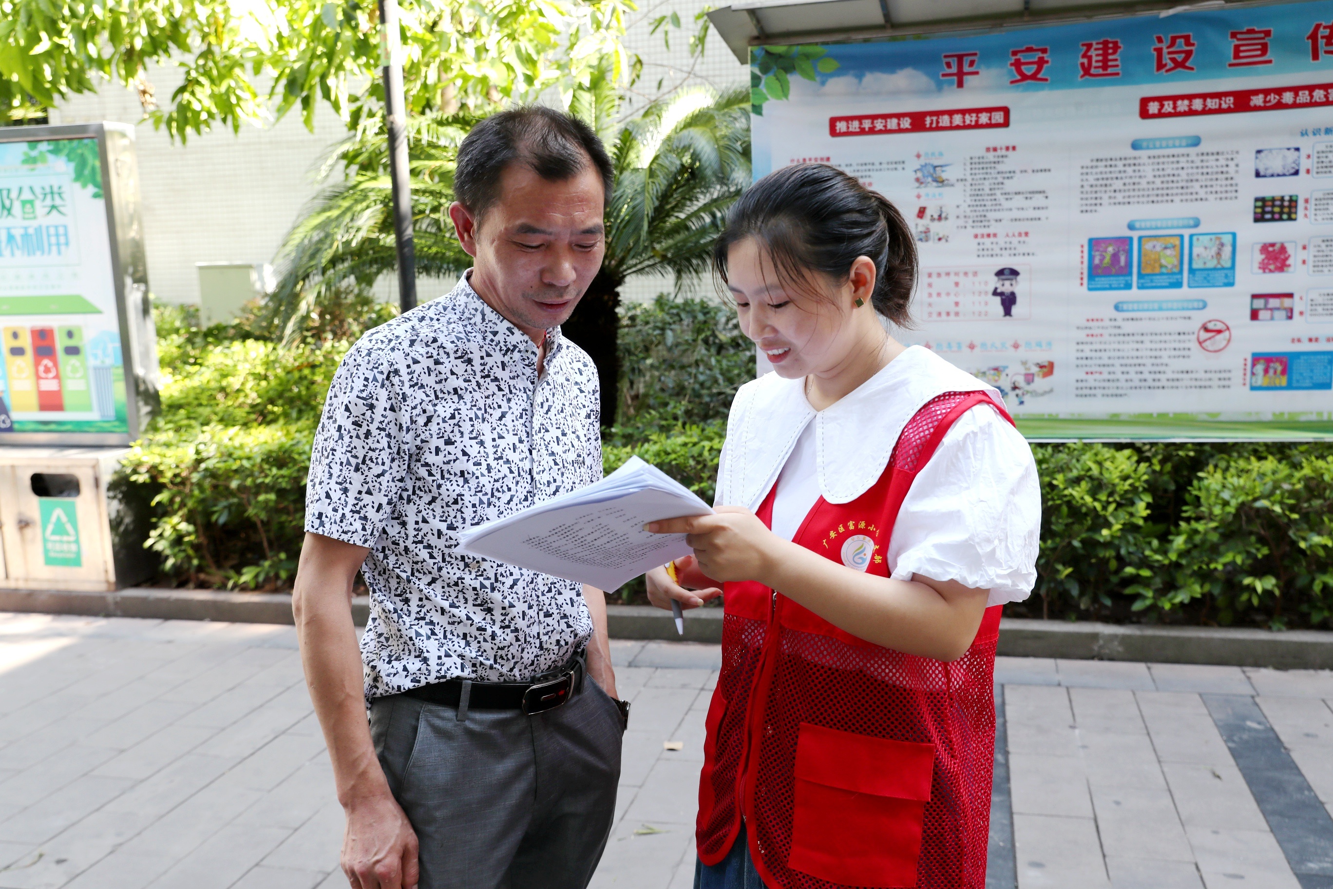 富源小学教师李娅在向市民宣传文明城市的相关知识，开展文明创建知识测评。