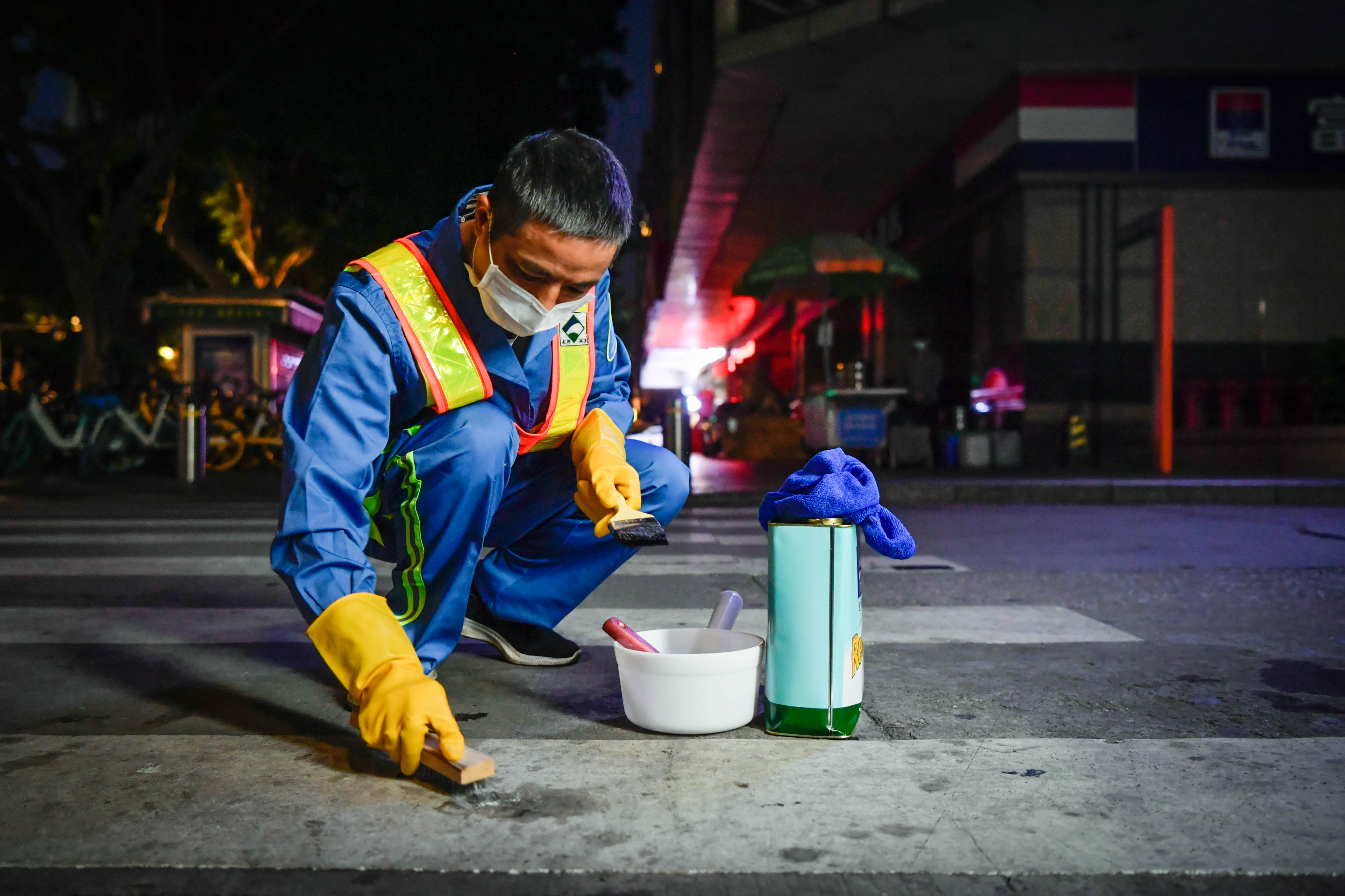 在广州市天河区,整理共享单车也是环卫工人们的一项工作内容.