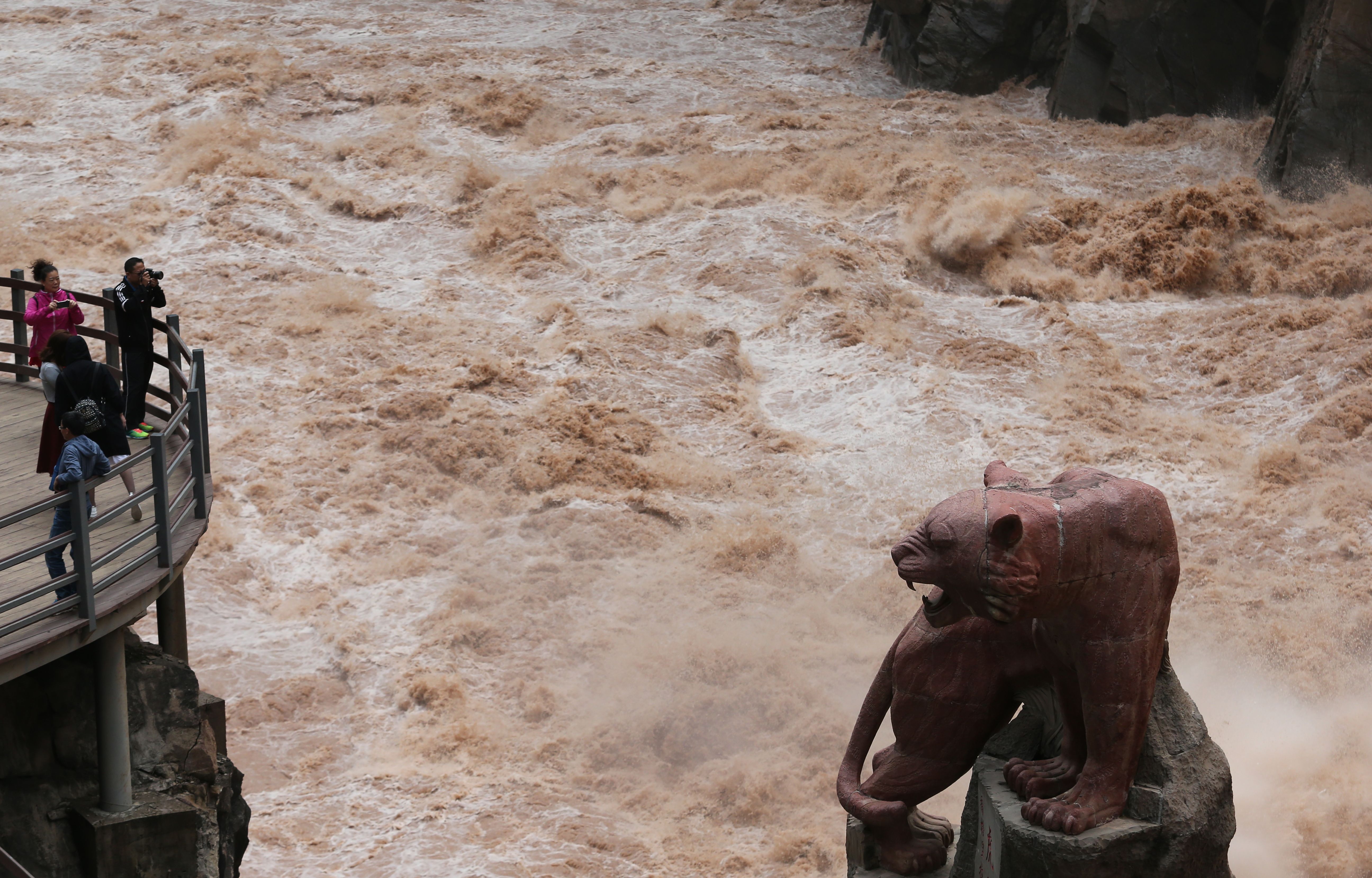 人民日报海外版聚焦虎跳峡壮观景象