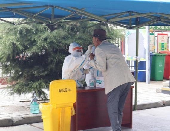 西藏加查：“白红蓝”志愿服务队共绘防疫“安全色”