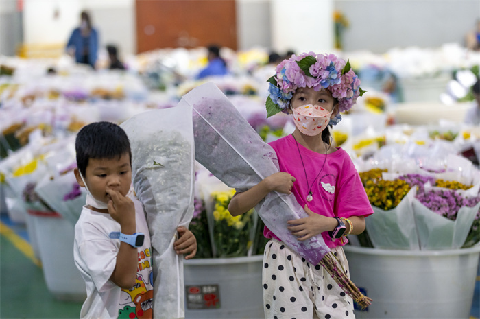 云南昆明呈贡区：斗南花市夜经济繁荣