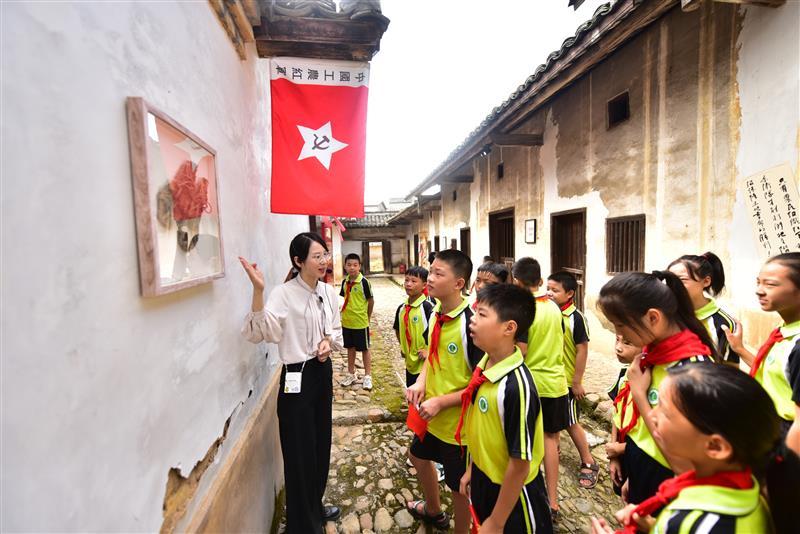 江西赣州：学党史 强信念 青少年这样开启新学期