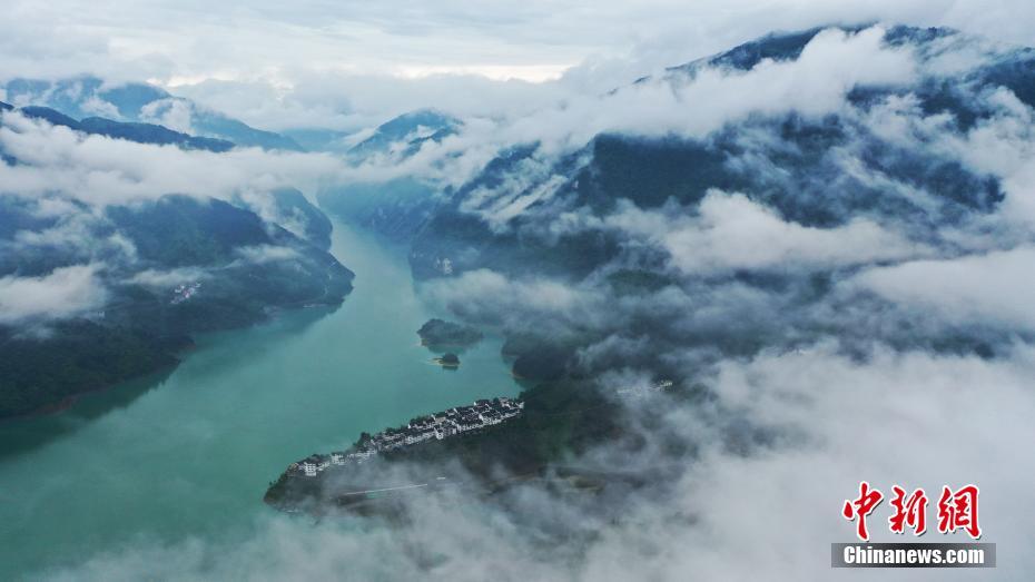 近日，初夏雨后，重庆市彭水苗族土家族自治县乌江画廊万足段，青山绿水山间云雾缭绕，仿佛笼罩上一层朦胧“面纱”。