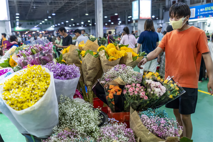 云南昆明呈贡区：斗南花市夜经济繁荣