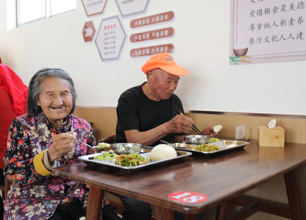 60岁以上空巢、独居老人在村幸福大食堂就餐