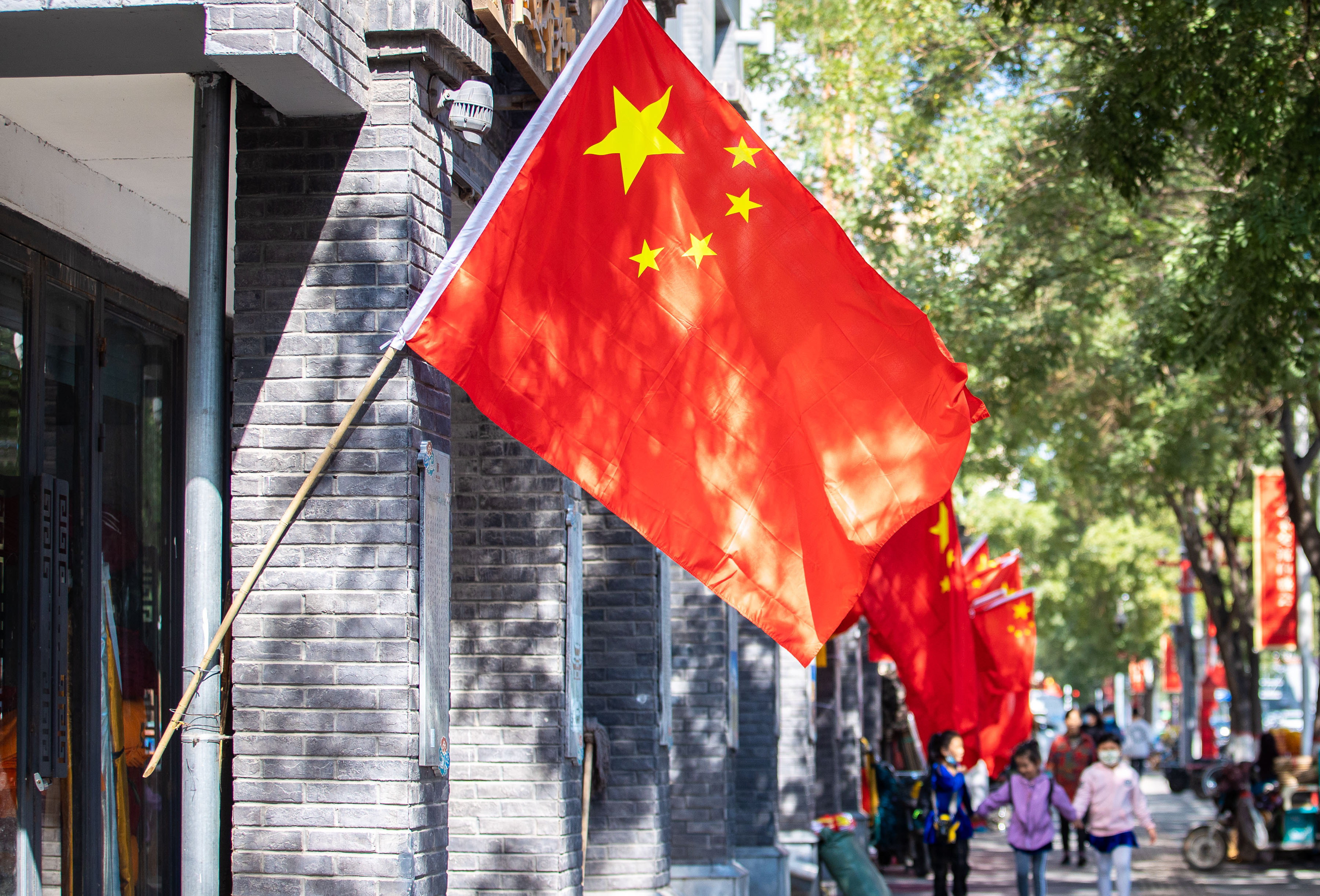 内蒙古呼和浩特玉泉区：挂国旗迎国庆 表达浓浓爱国情