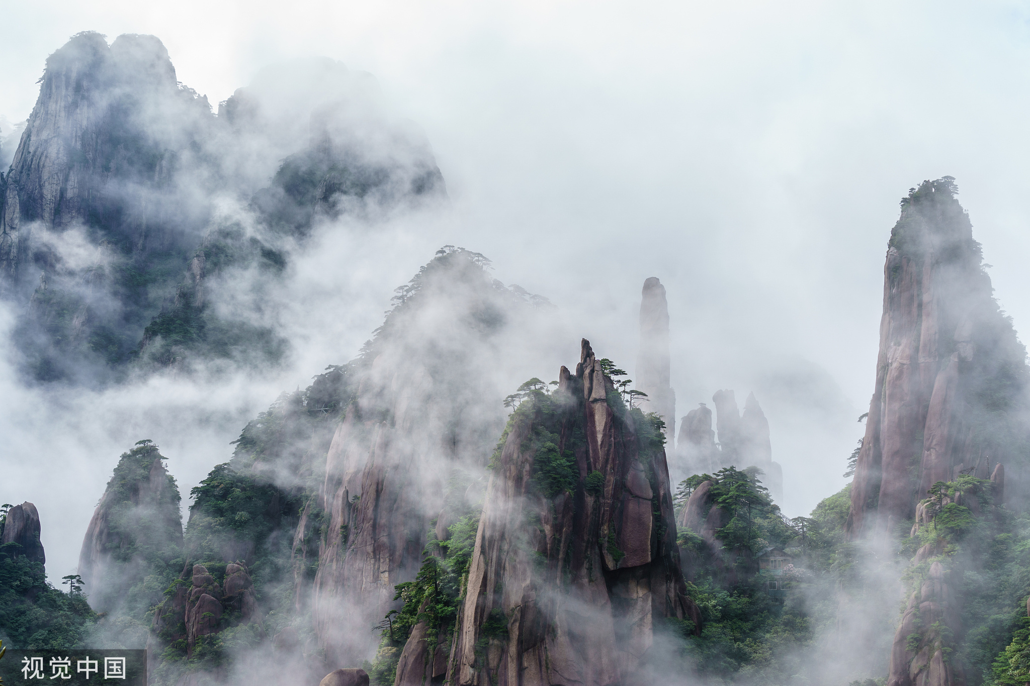 栩栩如生的花岗岩造型石与丰富的生态植被、远近变化的气候奇观相结合，创造了世界上独一无二的景观，呈现了引人入胜的自然美。游览三清山，仿佛邀游于清虚之境，出没于云雾之中。李一鸣/视觉中国