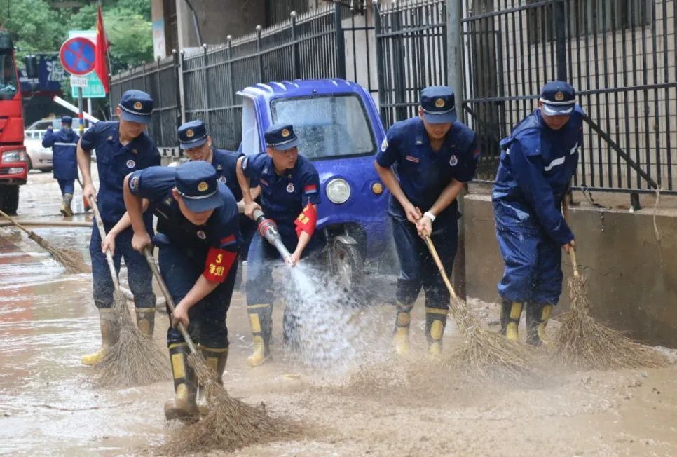 江西龙南：开展雨后道路清理工作