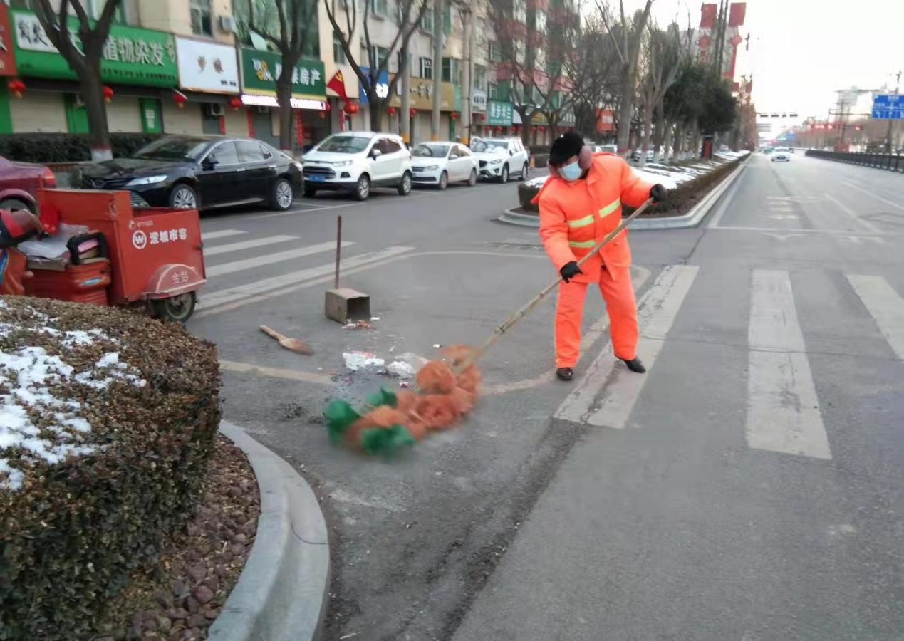 环卫工人马社有在清扫街道（图片由澄城县环境卫生管理中心提供）