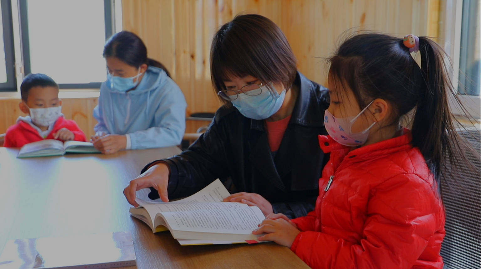 4月15日，在第27个世界读书日来临之际，河北省沧州市黄骅市文明驿站开展世界读书日主题活动，由志愿者带领市民共读红色书籍，传承红色文化。魏浩然 摄