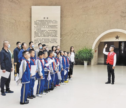“小小講解員”姬翔（右一）在中共中央西北局紀念館為游客講述革命故事。陜西日報通訊員 羅玉 攝