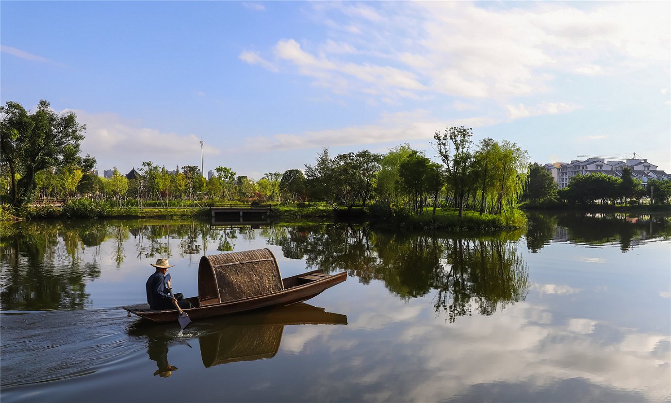 一翁一桨一渔舟，碧波荡漾，好一幅水乡风景画。陈岳领 摄