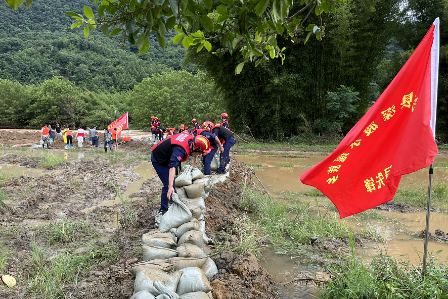 广东始兴：迅速行动 迎战台风“暹芭”