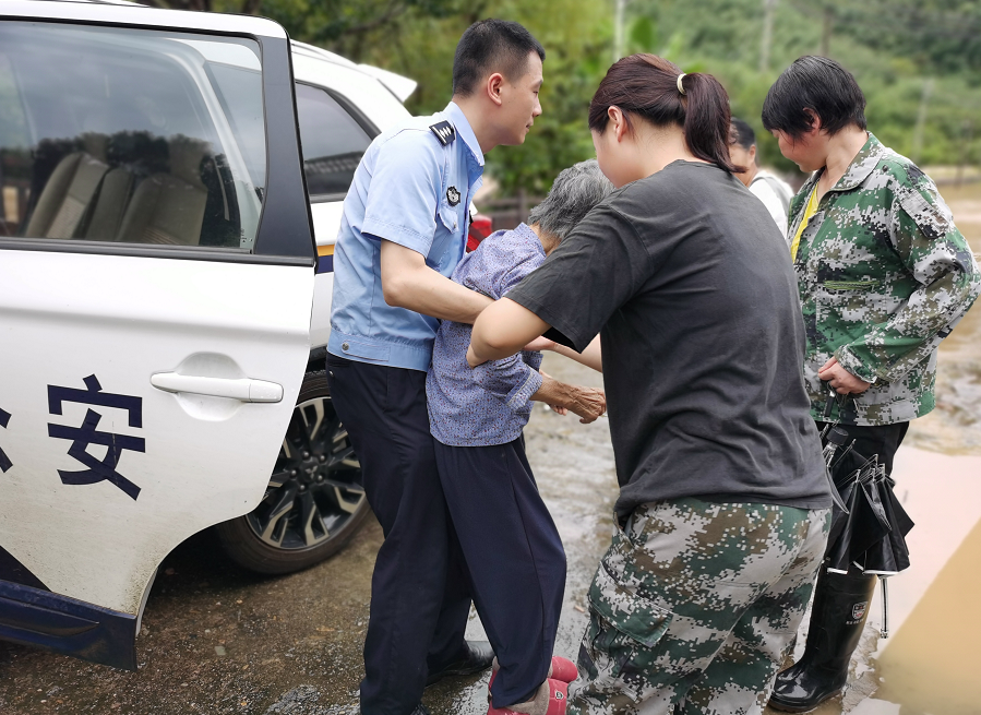 广东始兴：迅速行动 迎战台风“暹芭”