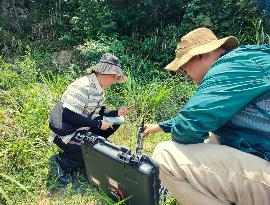 王艺霖（左）和队友在野外的一处取水点进行监测