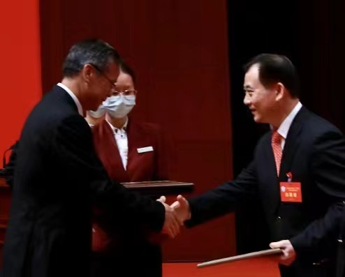 图:广东省人大常委会副主任、党组成员,省总工会主席吕业升为王福亮副主席颁发聘书
