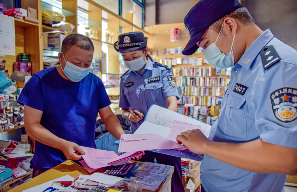 当日，民警对图书馆、书店和图书文具店出版物经营许可证是否悬挂上墙，是否存在非法出版物、违禁出版物、侵权盗版出版物、进货源头是否正规等进行了重点检查，要求经营业主切实履行主体责任、杜绝违法违规经营行为，确保合法经营、阳光经营。