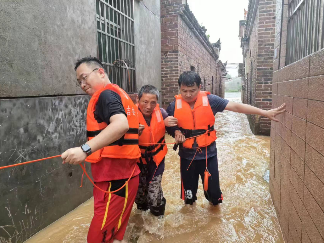 江西吉安：勠力同心战风雨