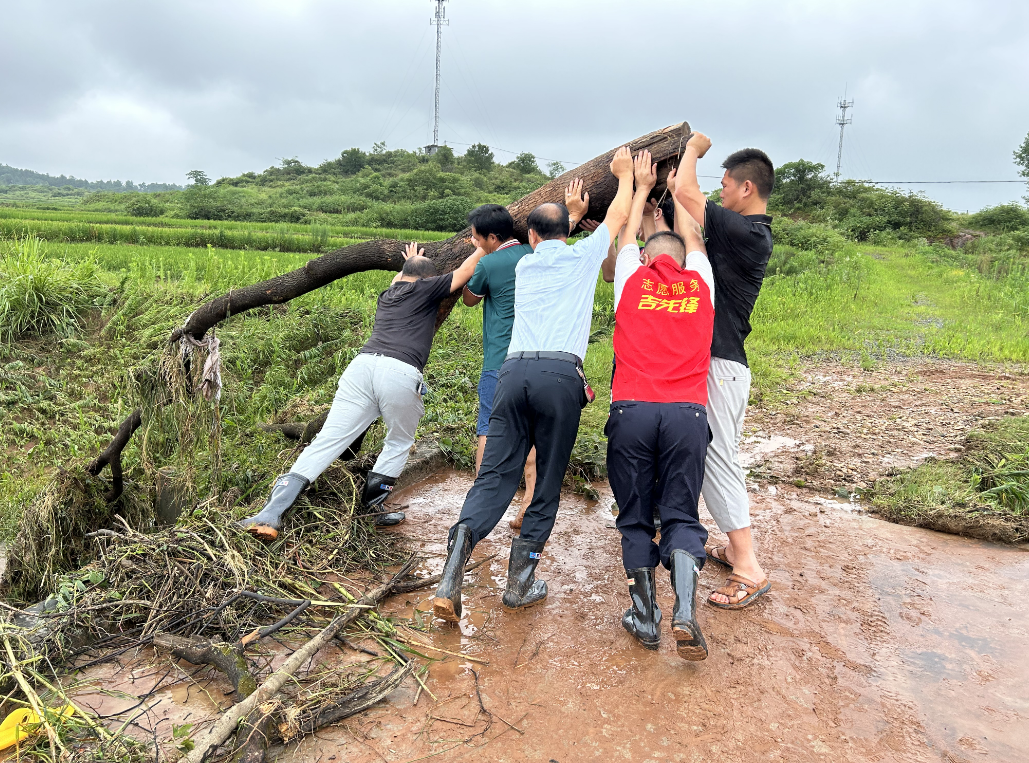 江西吉安：勠力同心战风雨