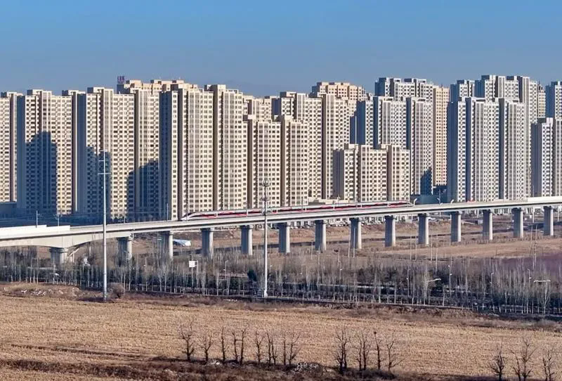 高铁飞驰在塞外大地