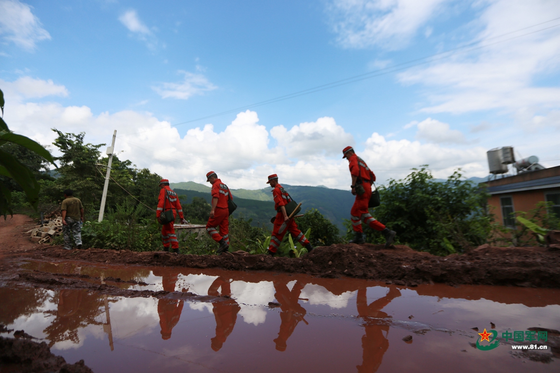 云南墨江地震武警救援突击队灾区显身手