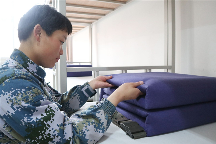 这样的事情每天都在发生相互提醒,相互监督有人悄声提醒"起床整理内务