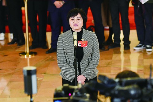 这是全国政协委员骆沙鸣,梁华,陈卓禧(从左至右)在"委员通道"接受采访