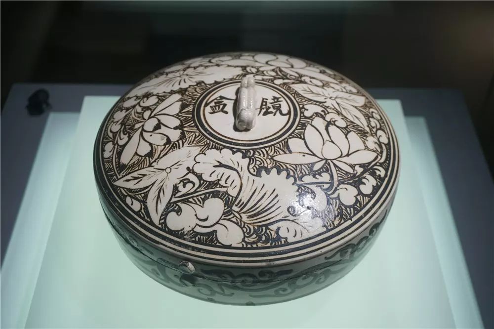 【 白釉・褐釉 対水滴 】 宋代 宋窯 化粧箱入り 中国古玩・骨董 白釉・褐釉 対水滴 】 宋代 宋窯 化粧箱入り 中国古玩・骨董